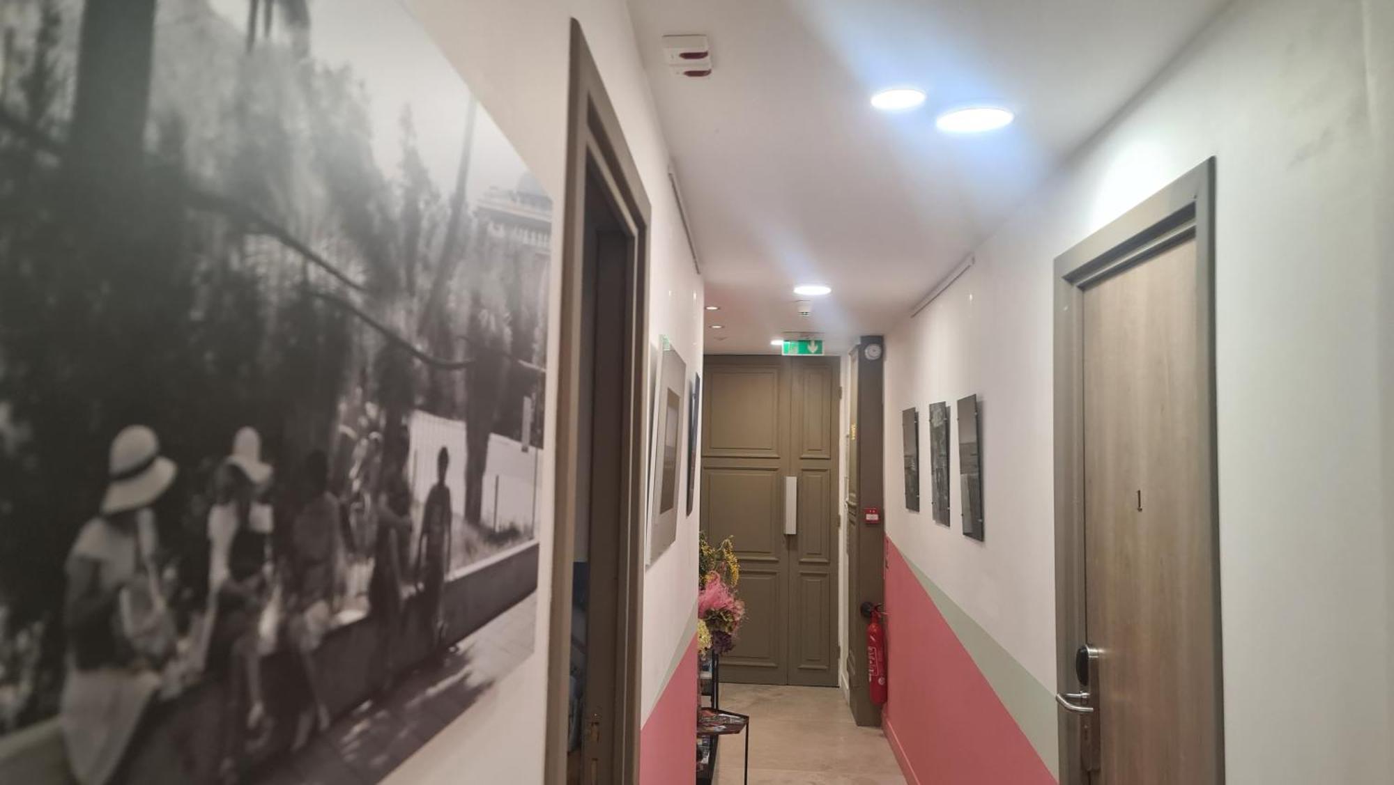 Le Petit Trianon Et Le Charme Des Suites Niza Exterior foto