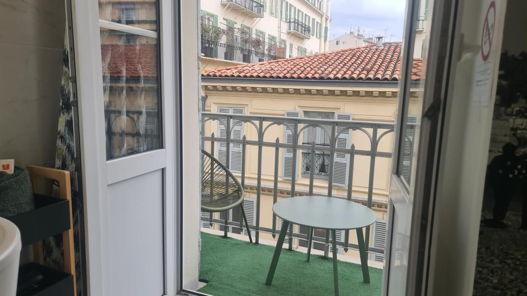 Le Petit Trianon Et Le Charme Des Suites Niza Exterior foto