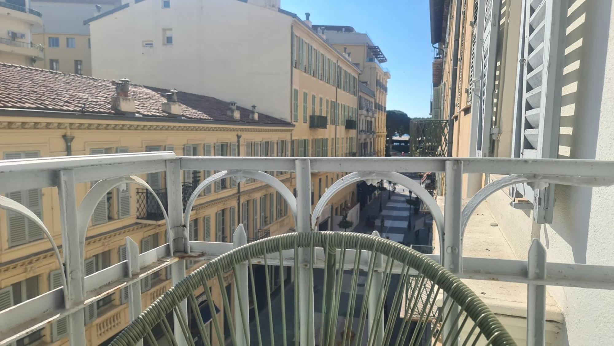 Le Petit Trianon Et Le Charme Des Suites Niza Exterior foto